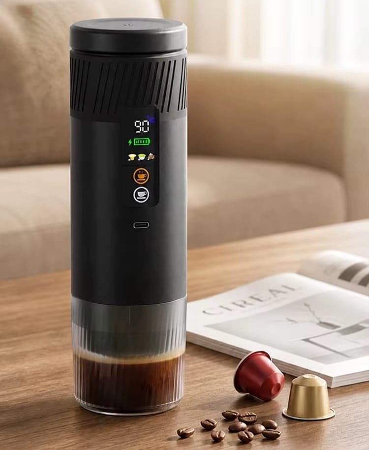 La machine sur une table basse, capsules à côté
